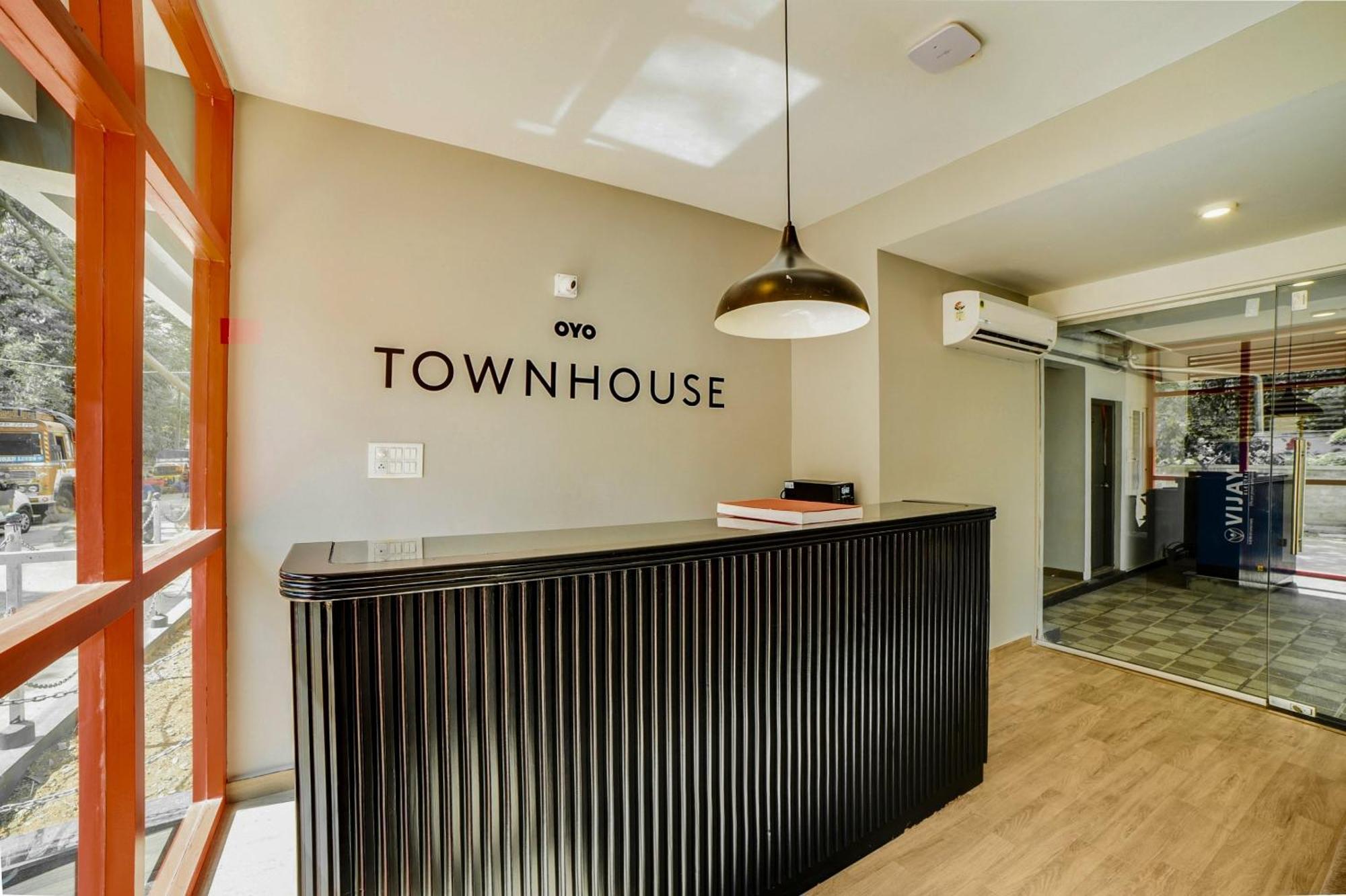 Townhouse Sarvar Hospitality Near Ascendas Park Square Mall バンガロール エクステリア 写真